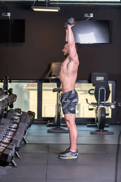 Sexy Muscular Homem Fazendo Ombros Exercício Olhando Para Espelho — Fotografia de Stock