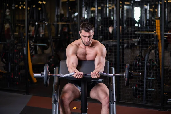 Sexy Homem Muscular Sentado Banco Doind Bíceps Exercício Vista Frontal — Fotografia de Stock