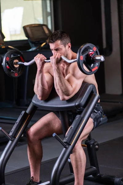 Sexy Gespierde Man Zitten Bank Doind Biceps Oefening — Stockfoto