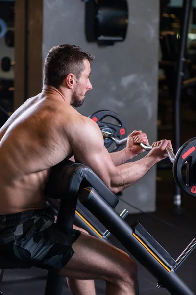 Sexy Homem Muscular Sentado Banco Doind Bíceps Exercício Vista Lateral — Fotografia de Stock