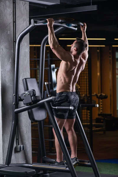 Muscular Sexy Jovem Fazendo Exercício Para Costas Barra Horizontal — Fotografia de Stock