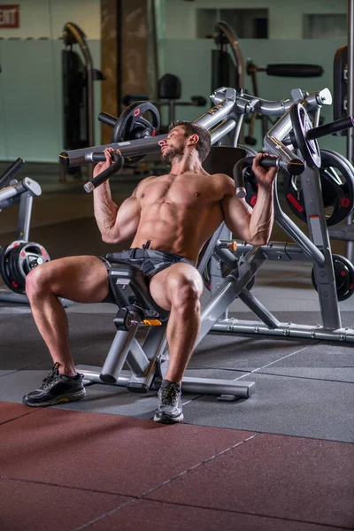 Sexy Junge Muskulöse Mann Tut Oberbrustgymnastik Auf Der Maschine — Stockfoto