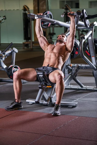 Sexy Jovem Muscular Homem Fazendo Superior Peito Exercício Máquina — Fotografia de Stock