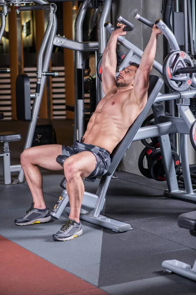 Sexy Junge Muskulöse Mann Tut Oberbrustgymnastik Auf Der Maschine — Stockfoto