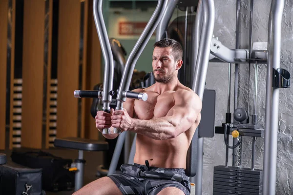 Sexy Muscular Homem Fazendo Borboleta Exercício Para Peito Máquina — Fotografia de Stock