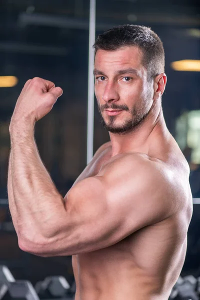 Muskularne Sexy Młody Człowiek Pozowanie Biceps Skurcz — Zdjęcie stockowe