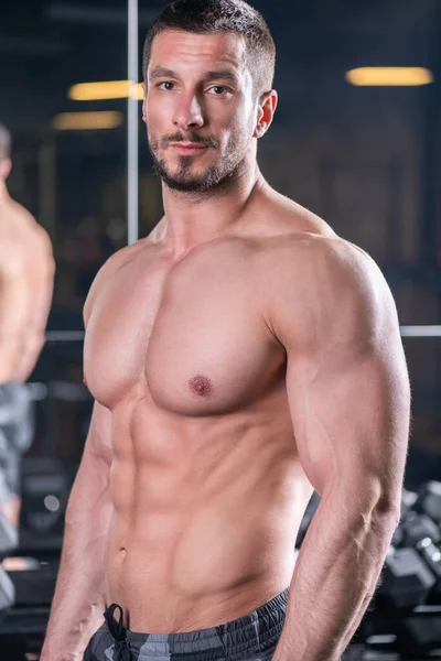 Sexy Junger Mann Posiert Mit Muskelkontraktion Spiegelung Spiegel Blick Die — Stockfoto