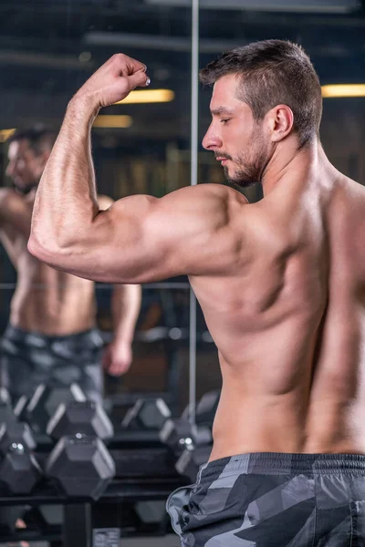 Sexy Jonge Gespierde Man Poseren Met Biceps Contractie Voorkant Van — Stockfoto