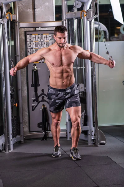 Sexy Hombre Muscular Haciendo Ejercicio Mariposa Para Pecho Máquina Cable — Foto de Stock