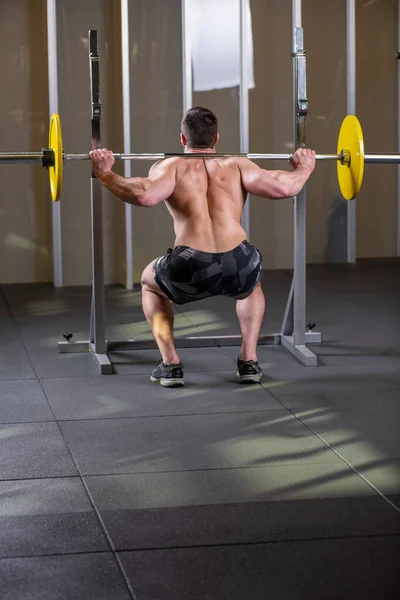 Homem Musculoso Sexy Fazendo Exercício Agachamento Visão Traseira — Fotografia de Stock