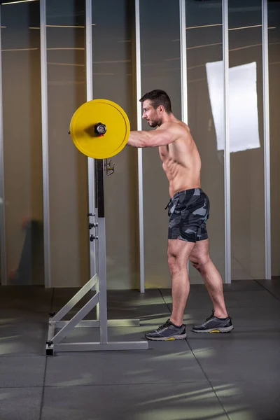 Sexy Muskulöser Mann Beim Kniebeugen Seitenansicht — Stockfoto