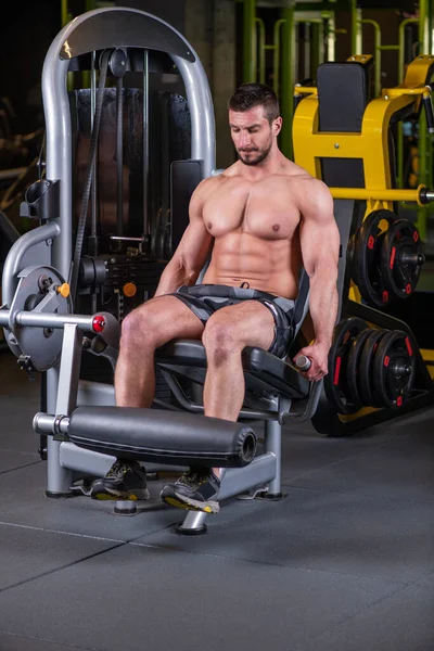 Homme Musclé Sexy Faisant Exercice Extension Jambe Sur Machine — Photo