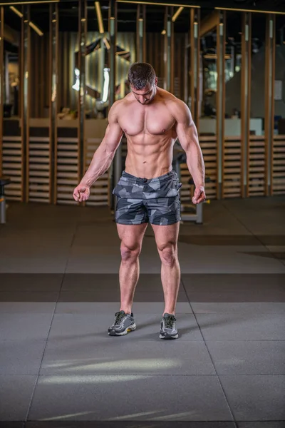 Сексуальный Мускулистый Молодой Человек Позирует Сокращением Мышц — стоковое фото