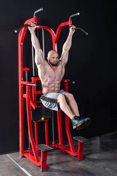 Potężny Muskularny Mężczyzna Ćwiczący Mięśnie Brzucha Maszynie — Zdjęcie stockowe