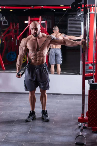 Spor Salonundaki Makinede Triseps Egzersizi Yapan Güçlü Kaslı Adam — Stok fotoğraf
