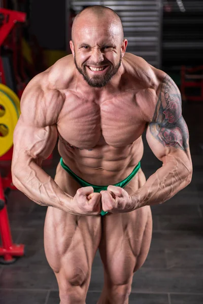 Primer Plano Del Poderoso Hombre Muscular Posando Con Contracción Muscular — Foto de Stock