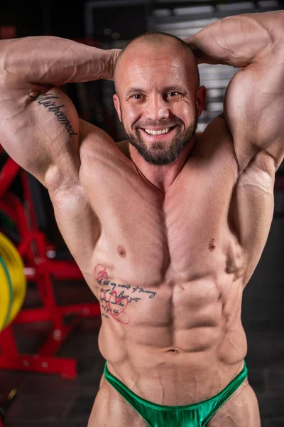 Närbild Kraftfull Muskulös Man Poserar Med Muskelkontraktion Gymmet — Stockfoto
