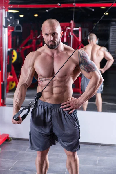 Ισχυρό Μυώδης Άνθρωπος Κάνει Τρικέφαλο Άσκηση Στο Μηχάνημα Στο Γυμναστήριο — Φωτογραφία Αρχείου