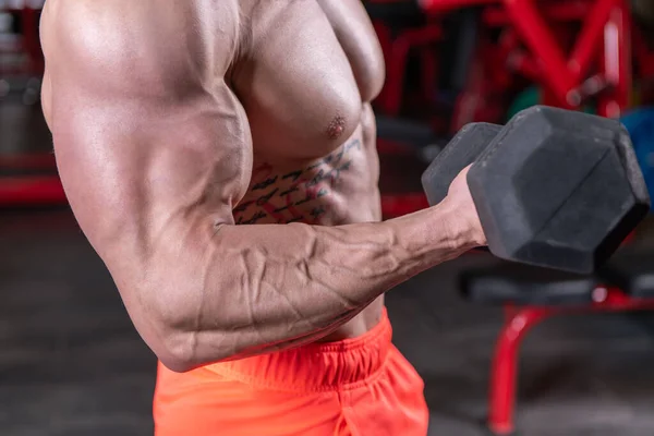 Primo Piano Potente Uomo Muscolare Che Esercizio Bicipite Con Manubri — Foto Stock