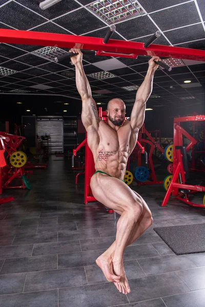 Kraftfull Muskulös Man Gör Abs Motion Den Horisontella Bar — Stockfoto