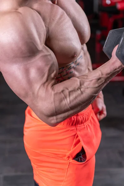 Close Homem Musculoso Poderoso Fazendo Exercício Bíceps Com Halteres Ginásio — Fotografia de Stock