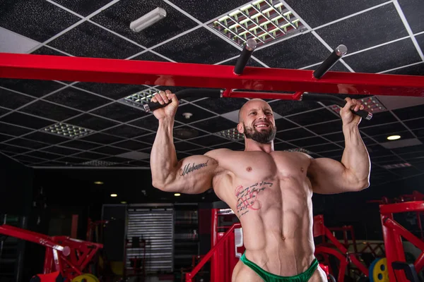 Kraftvoller Muskulöser Mann Beim Hochziehen Auf Der Waagerechten Stange — Stockfoto