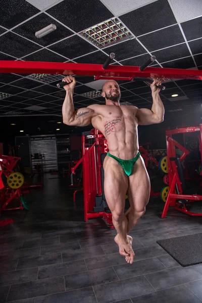 Kraftvoller Muskulöser Mann Beim Hochziehen Auf Der Waagerechten Stange — Stockfoto