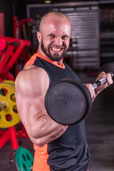 Närbild Kraftfull Muskulös Man Gör Biceps Motion Med Skivstång Gymmet — Stockfoto