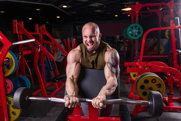 Krachtige Gespierde Man Doet Biceps Oefening Met Lange Halter Bank — Stockfoto