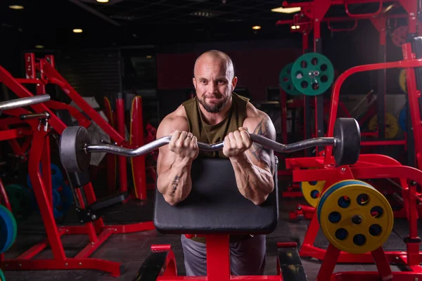 Potente Hombre Musculoso Haciendo Ejercicio Bíceps Con Barra Banco —  Fotos de Stock