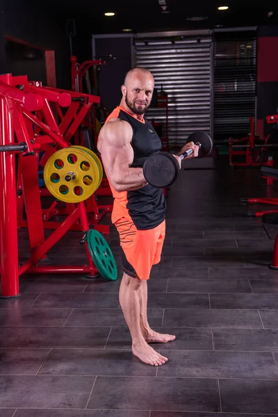 Güçlü Kaslı Adam Spor Salonunda Halterle Biceps Egzersizi Yapıyor — Stok fotoğraf