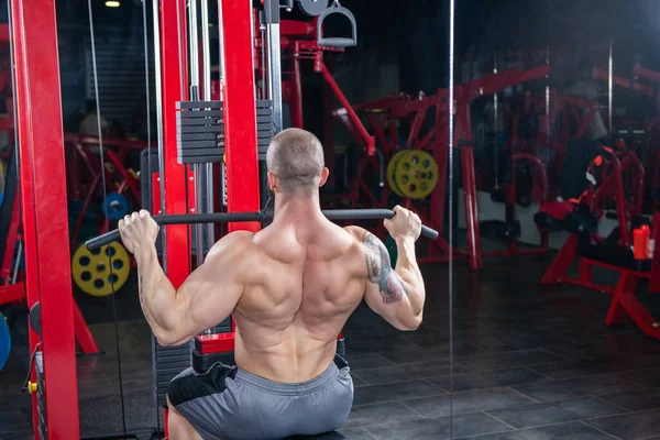 Potente Hombre Musculoso Haciendo Ejercicio Para Volver Máquina Lat —  Fotos de Stock