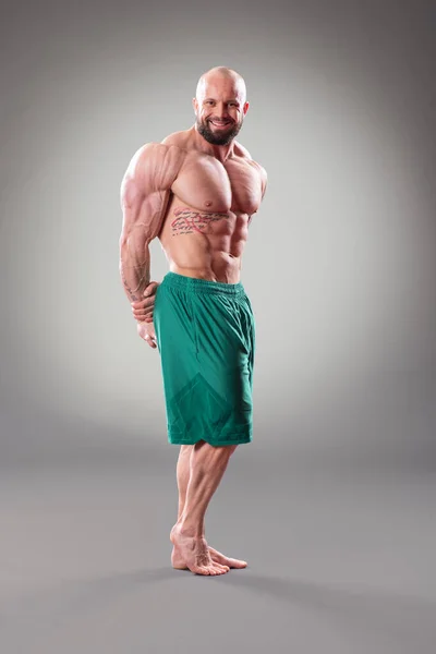 Sexy Bodybuider Muscular Posando Fundo Cinza — Fotografia de Stock