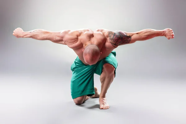 Sexig Muskulös Bodybuider Poserar Grå Bakgrund — Stockfoto