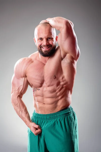 Nahaufnahme Von Sexy Muskulösen Bodybuilder Posiert Auf Dem Grauen Hintergrund — Stockfoto