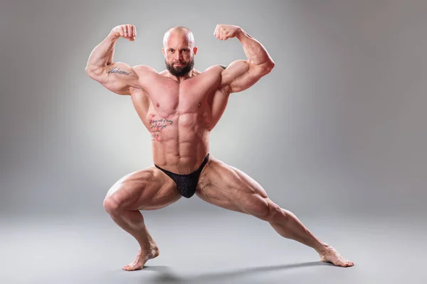 Sexy Muskulöse Bodybuilderin Posiert Auf Grauem Hintergrund — Stockfoto