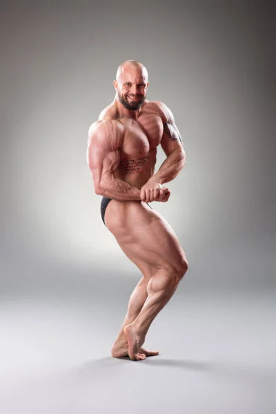 Sexy Muskulöse Bodybuilderin Posiert Auf Grauem Hintergrund — Stockfoto