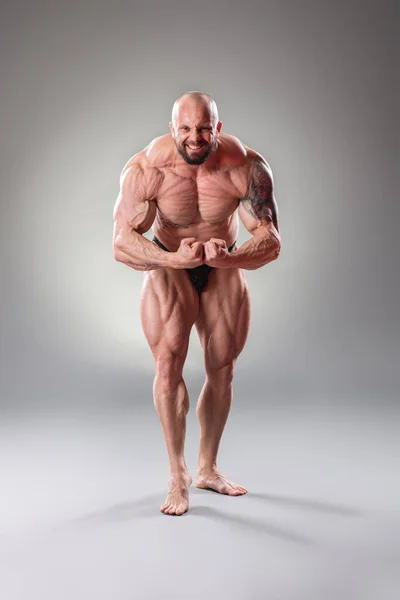 Sexy Bodybuider Muscular Posando Fundo Cinza — Fotografia de Stock
