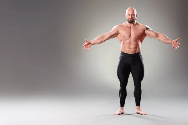 Sexig Muskulös Bodybuider Poserar Grå Bakgrund — Stockfoto