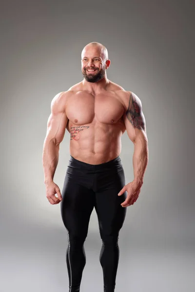 Sexy Muskulöse Bodybuilderin Posiert Auf Grauem Hintergrund — Stockfoto