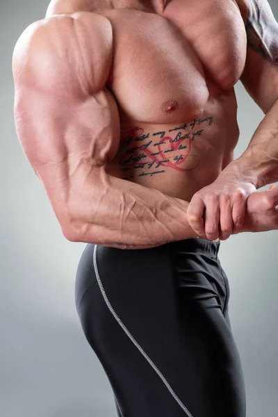 Zbliżenie Sexy Muskularny Kulturysta Pozowanie Szarym Tle Skurcz Bicepsów — Zdjęcie stockowe