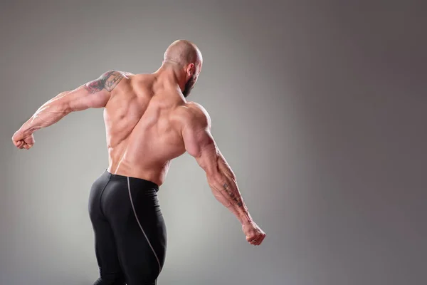 Sexig Muskulös Bodybuider Poserar Den Grå Bakgrunden Triceps Och Ryggsammandragning — Stockfoto