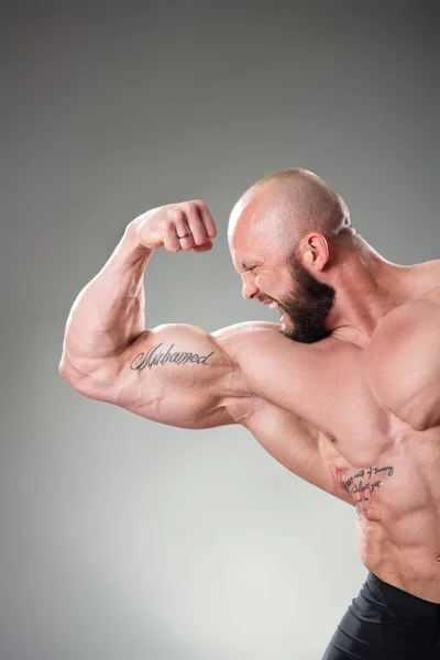 Bodybuider Musculaire Sexy Posant Sur Fond Gris Contraction Des Biceps — Photo