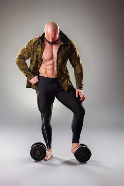 Body Buider Musclé Sexy Posant Avec Sweat Shirt Sur Fond — Photo