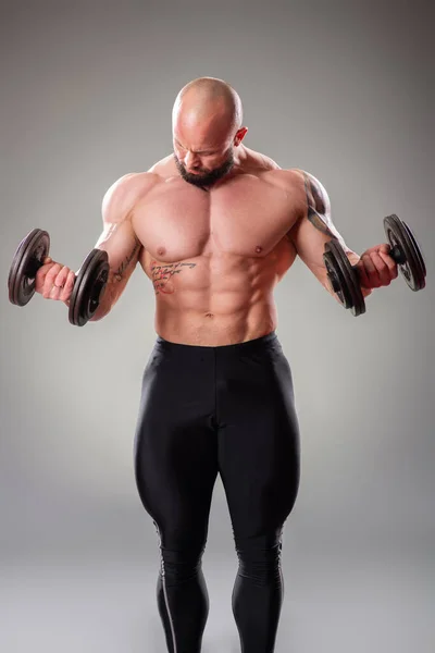 Sexy Musculoso Bodybuider Posando Con Pesos Sobre Fondo Gris — Foto de Stock