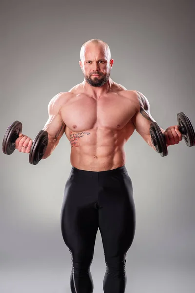 Sexy Muskulöse Bodybuilderin Posiert Mit Gewichten Auf Grauem Hintergrund — Stockfoto