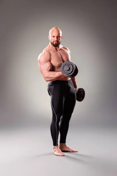 Sexy Bodybuider Muscular Posando Com Pesos Fundo Cinza — Fotografia de Stock