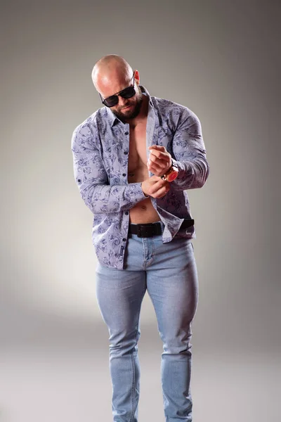 Sexy Muskulöser Bodybuilder Mit Sonnenbrille Kleidet Sein Hemd Auf Dem — Stockfoto