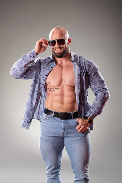 Sexy Desabotonado Muscular Bodybuider Con Gafas Sol Fondo Gris — Foto de Stock