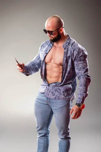 Sexy Desabotonado Muscular Bodybuider Con Gafas Sol Fondo Gris Concepto — Foto de Stock